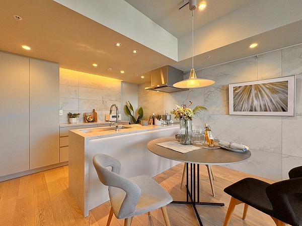 テラス渋谷美竹_ゆとりあるリビングダイニングキッチンの写真1