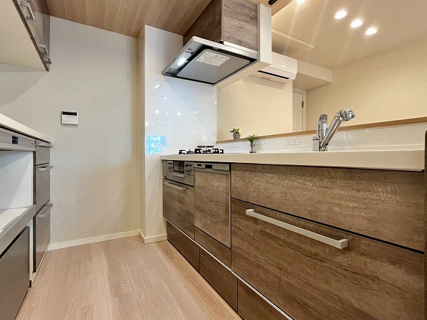 秀和第2三田綱町レジデンス_木目調のキッチンの写真