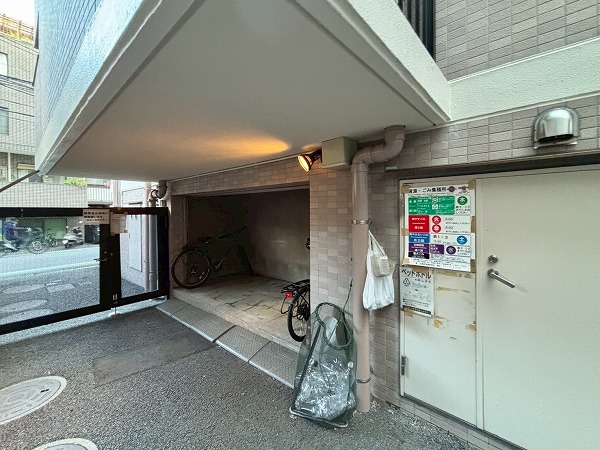エクセレンス目黒　駐輪場・ゴミ置き場