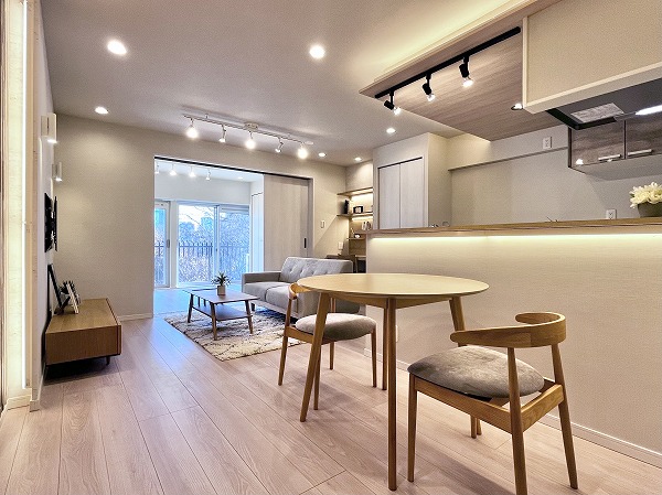 秀和第2三田綱町レジデンス_お洒落なリビングダイニングキッチンの写真