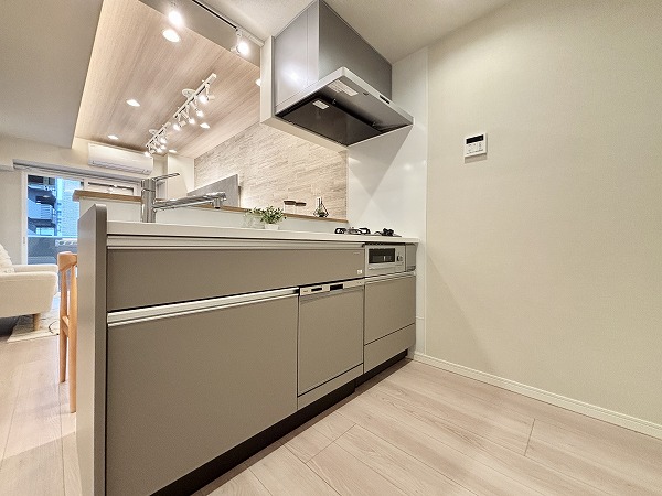 ジェイパーク渋谷イーストスクエア_奥行きのあるキッチンの写真