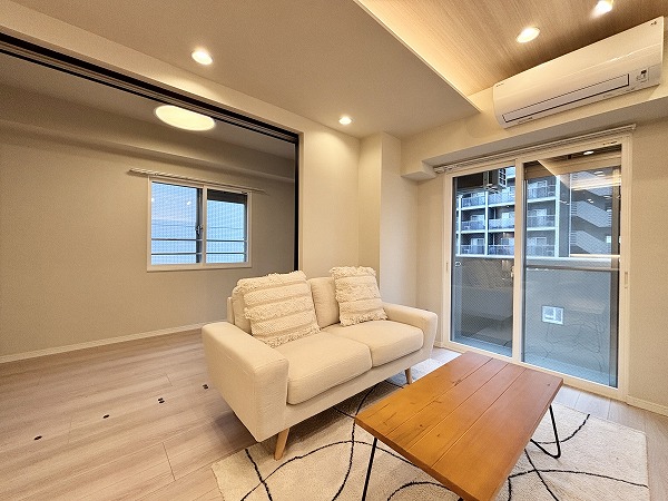 ジェイパーク渋谷イーストスクエア_リビングダイニングと洋室の写真