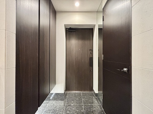 常盤松ハウス_高級感のある玄関の写真