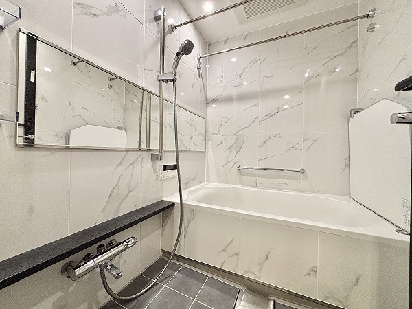 常盤松ハウス_広々としたバスルームの写真