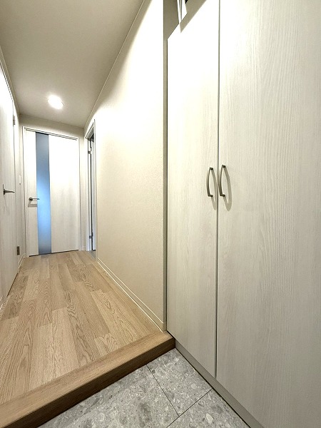 亀戸リリエンハイム_シューズボックスが備わった玄関の写真