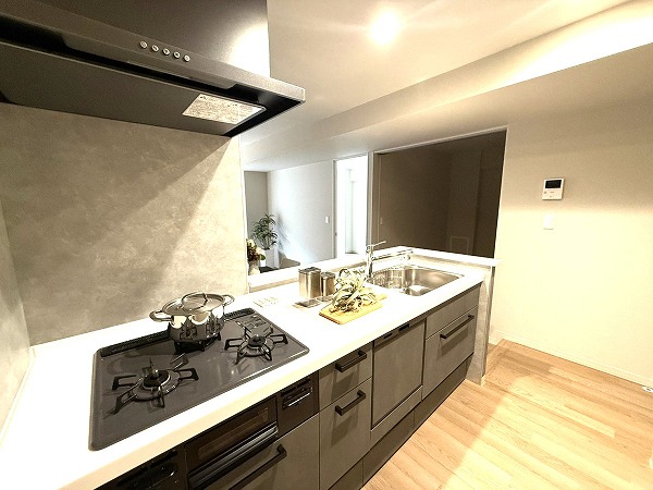 亀戸リリエンハイム_対面式のシステムキッチンの写真