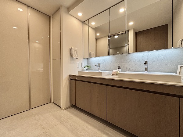 ブリリア一番町_広々としたパウダールームの写真