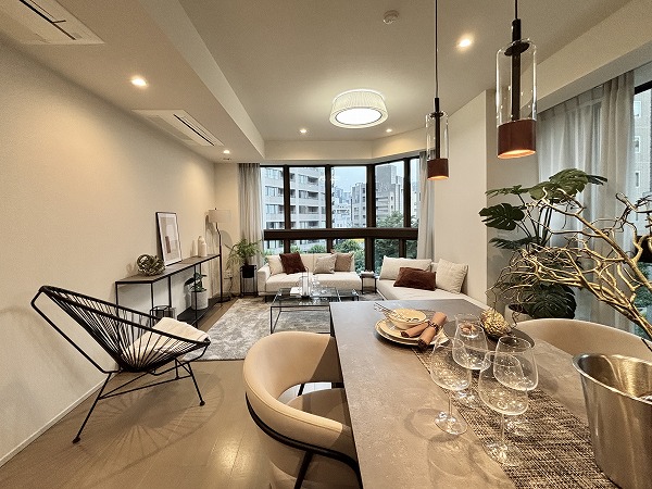 ブリリア一番町_窓が大きいリビングダイニングキッチンの写真