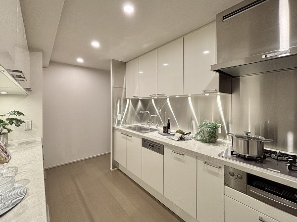 ブリリア一番町_収納豊富なキッチンの写真