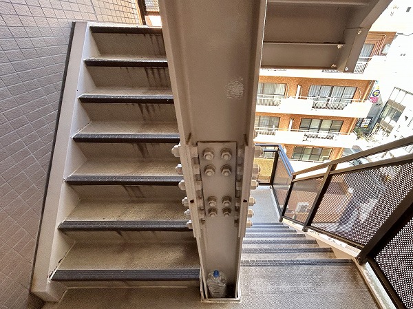 ウィン麻布十番ハラビル 外階段