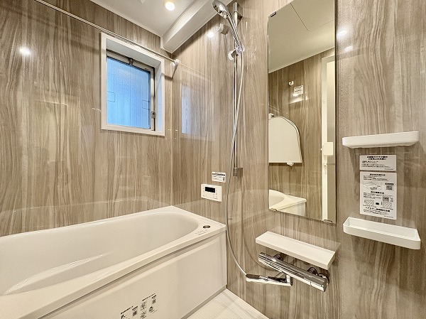 用賀ガーデンフラッツ_窓付きバスルームの写真