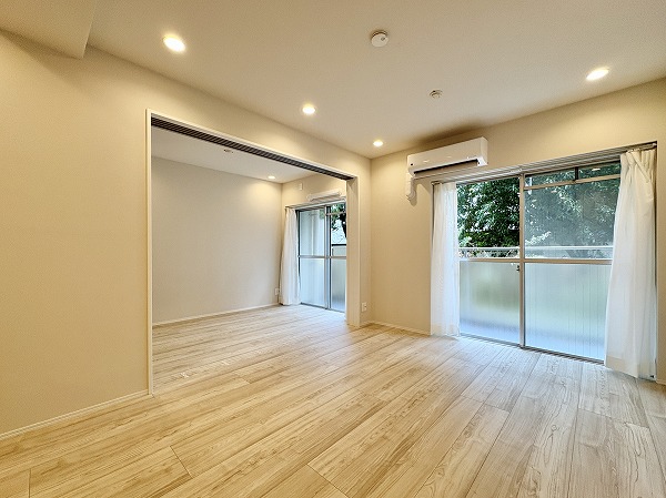 用賀ガーデンフラッツ_専用庭に面したリビングダイニングキッチンの写真