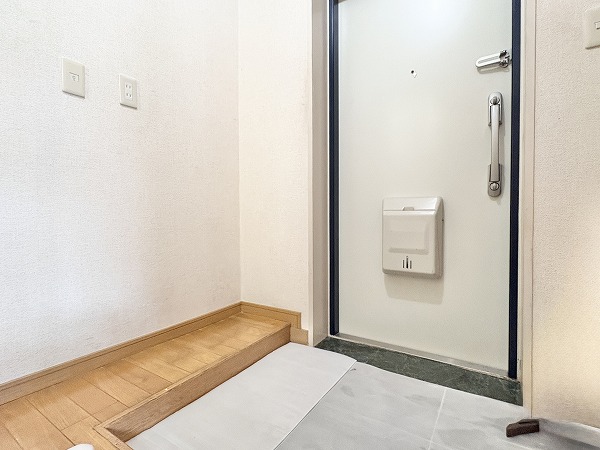 シャロン・ド・成城_リノベーション済みの玄関の写真