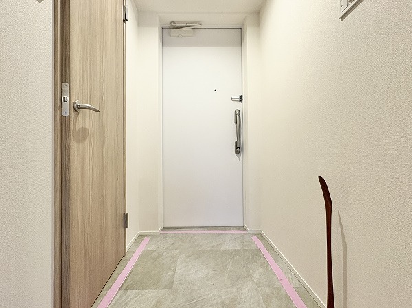 クレッセント千歳船橋 in TASTE_リノベーション済みの玄関の写真 