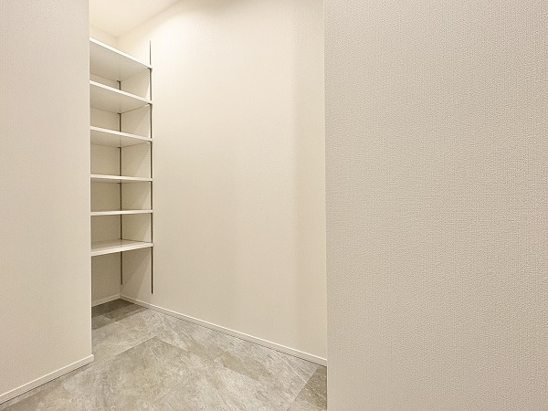 クレッセント千歳船橋 in TASTE_清潔感のある玄関の写真 