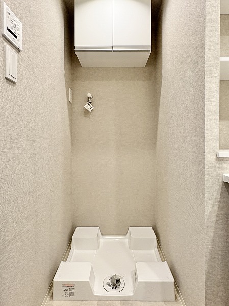 クレッセント千歳船橋 in TASTE_上部に収納がある洗濯機置き場の写真 