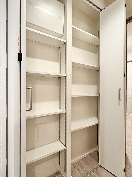 クレッセント千歳船橋 in TASTE＿廊下収納の写真 