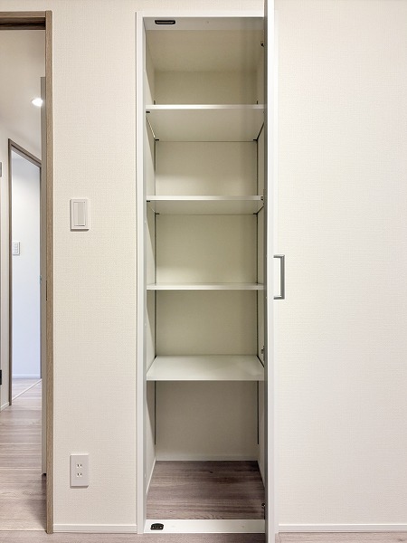 クレッセント千歳船橋 in TASTE_洋室収納の写真 