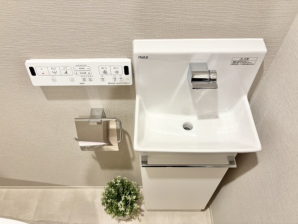 クレッセント千歳船橋 in TASTE_手洗い場がついているトイレの写真 
