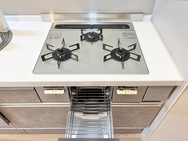 クレッセント千歳船橋 in TASTE_グリルが付いた3口コンロの写真 