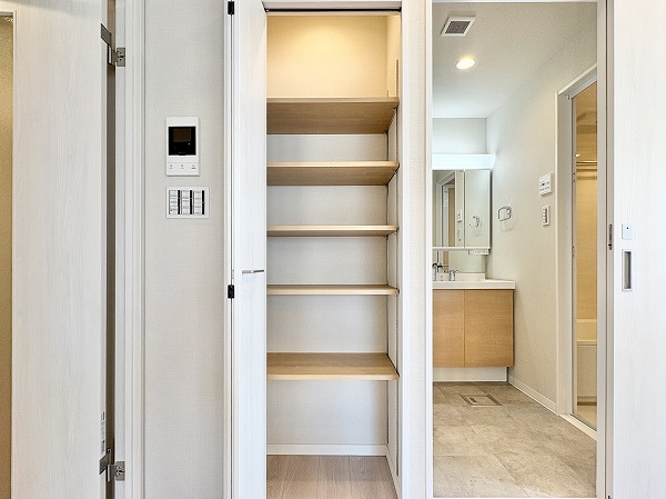 第15宮庭マンション_洗面スペースと可動棚の写真 