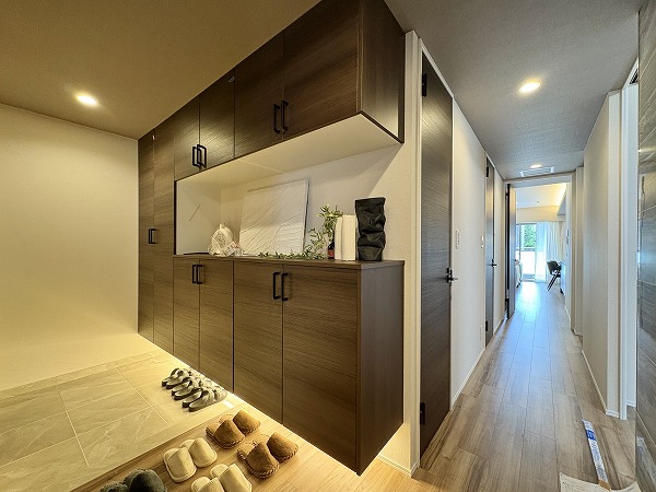 イトーピア白金高輪壱番館_玄関と室内廊下の写真