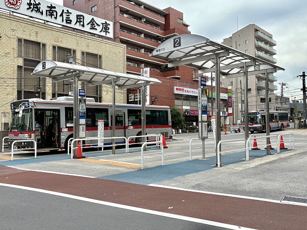 駅前のバスターミナル