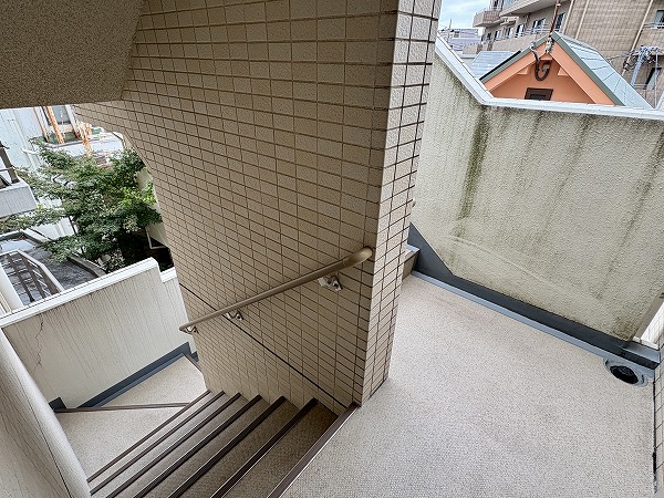 アージョ桜新町 外階段