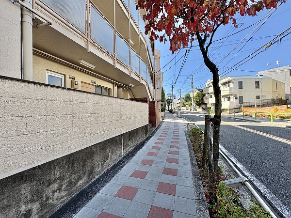 駒留マンション エントランス前