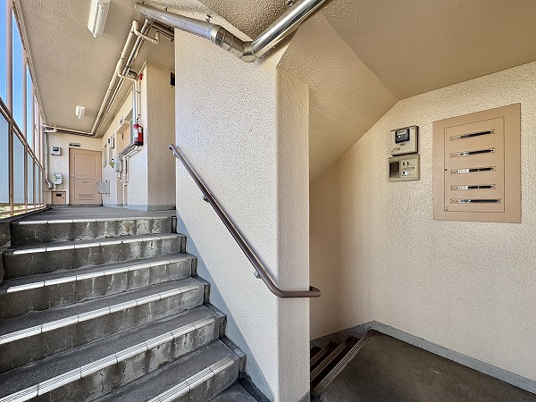 駒留マンション 外階段と外廊下