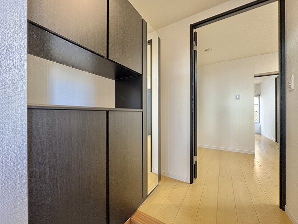 駒留マンション_室内廊下と玄関の写真