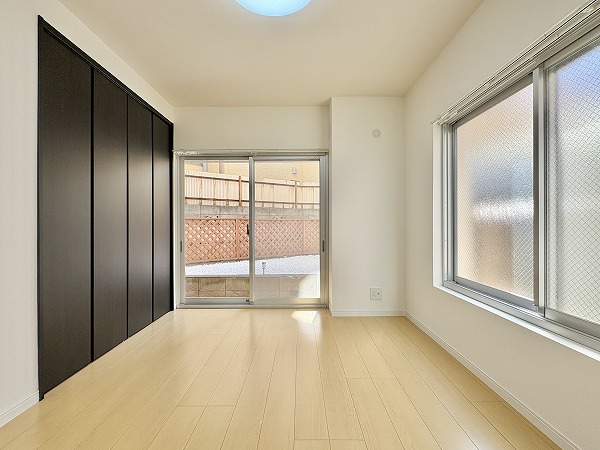 駒留マンション_2面採光の明るい洋室の写真