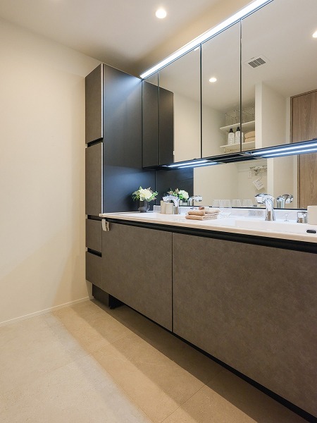 パークタワー品川ベイワード_高級感のある洗面台の写真