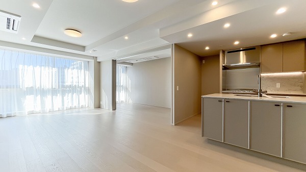 ザ・パークハウスグラン三番町_リビングダイニングキッチンの写真