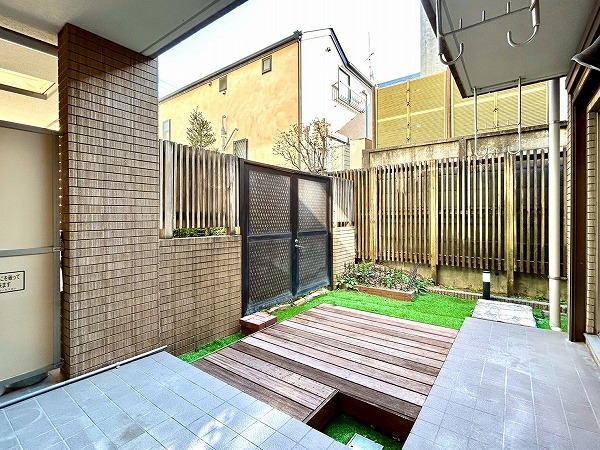 荻窪二丁目シティハウス_ウッドデッキのある庭の写真