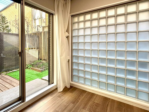 荻窪二丁目シティハウス_庭の見える4.4帖の洋室の写真