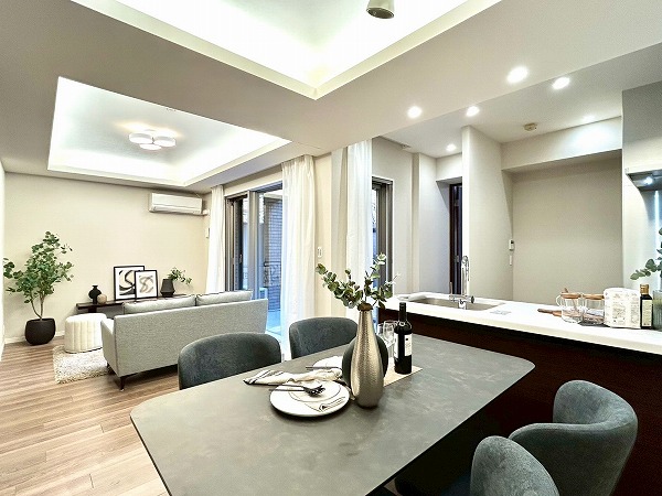 荻窪二丁目シティハウス_折り上げ天井の間接照明が付いた高級感のあるリビングダイニングの写真