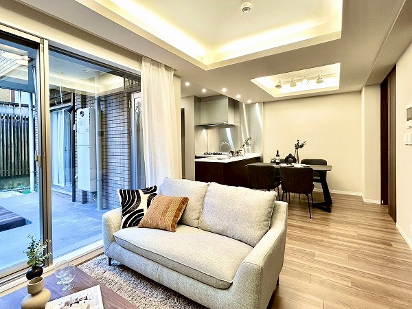 荻窪二丁目シティハウス_庭の見えるリビングダイニングの写真