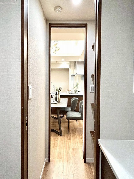 荻窪二丁目シティハウス_キッチンとパウダールームを繋ぐ動線の写真