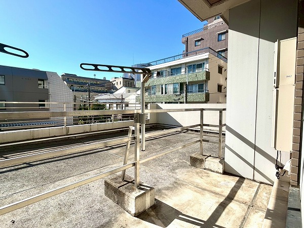 荻窪サニーガーデン_陽当たりの良いバルコニーの写真
