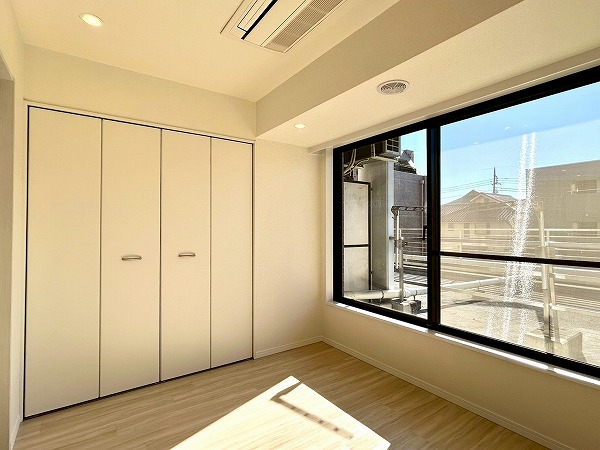 荻窪サニーガーデン_大きな窓の付いた4.5帖の洋室の写真