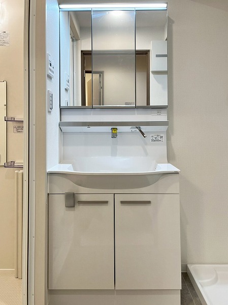 チュリス武蔵小山_3面鏡の洗面化粧台の写真