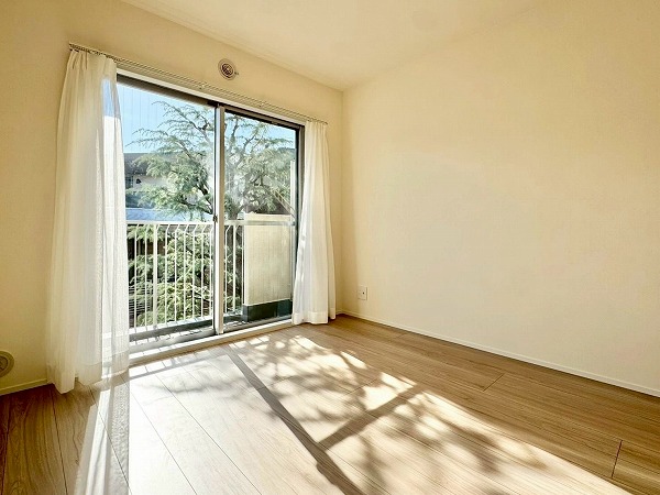 馬事公苑前シティハウス_バルコニーにつながる洋室の写真