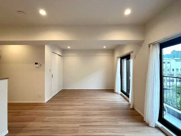 中野ダイヤハイツ_南向きのリビングダイニングの写真