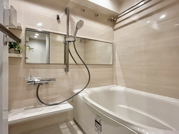 秀和第2三田綱町レジデンス_ベージュを基調としたバスルームの写真