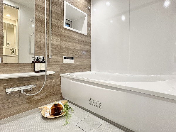 クレッセント千歳船橋 in TASTE_バスルームの写真 ブラウン×ホワイトのバイカラーが素敵なバスルーム。バスタブは1418サイズとゆとりがあるため、足を伸ばして快適にくつろげますよ。追い焚き機能が搭載されているので、ワンタッチでお湯を温め直すことが可能です◎