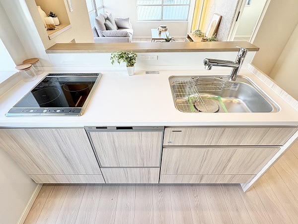 第15宮庭マンション_新設されたシステムキッチンの写真 開放感たっぷりのカウンターキッチン。リビングにいるご家族やゲストの方とコミュニケーションを取りやすく、楽しく会話をしながら調理を進められそうです♪コンロは掃除がしやすく安全性の高いIHが採用されています。