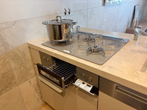 テラス渋谷美竹_グリルが付いた3口コンロの写真