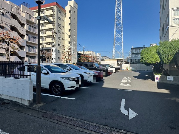 ドルフ都立大　駐車場
