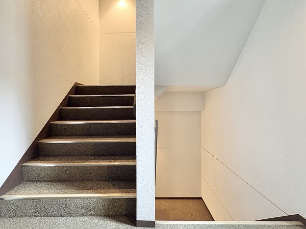 グランスイート世田谷桜丘 内階段